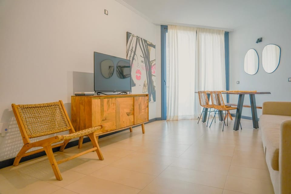 Communal lounge/ TV room, TV and multimedia, Living room, Seating area, Dining area, Evening entertainment