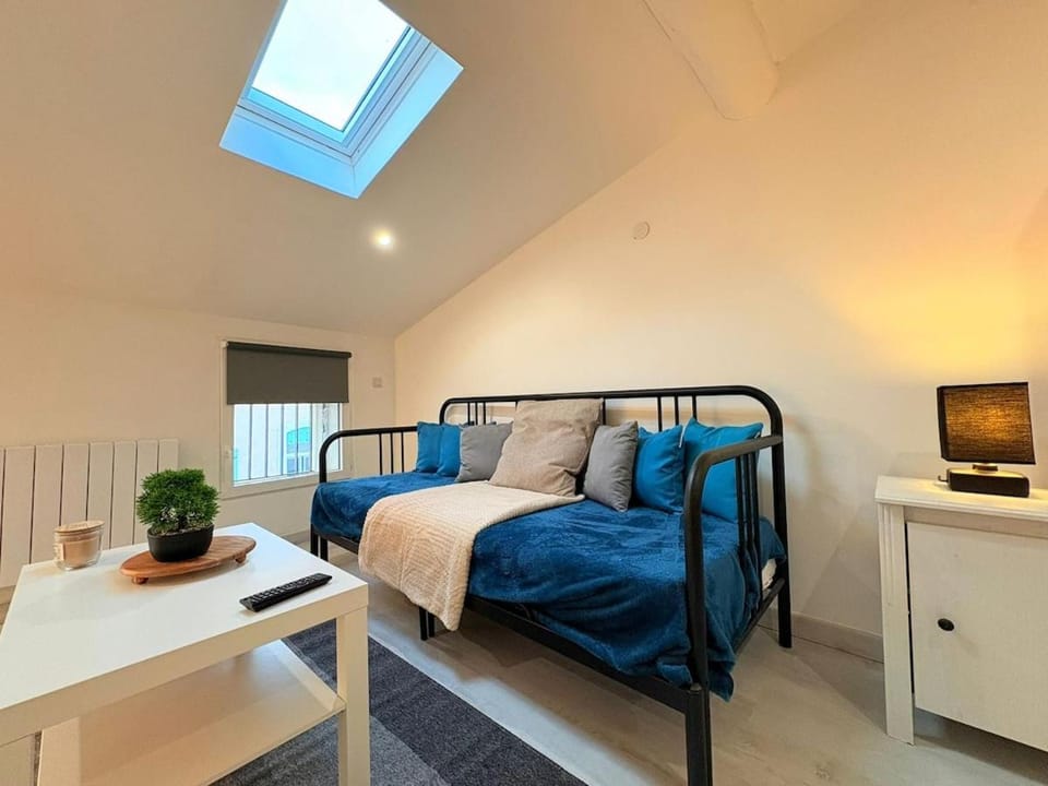 Bed, Seating area