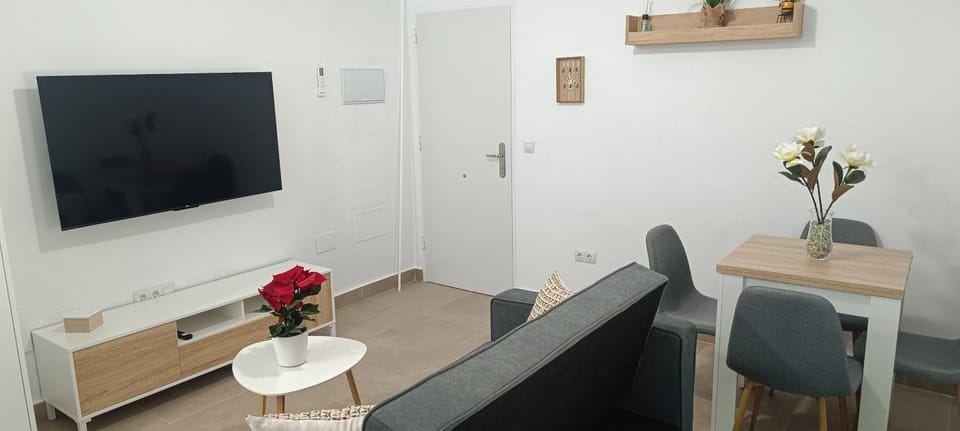 Communal lounge/ TV room, TV and multimedia, Living room, Dining area