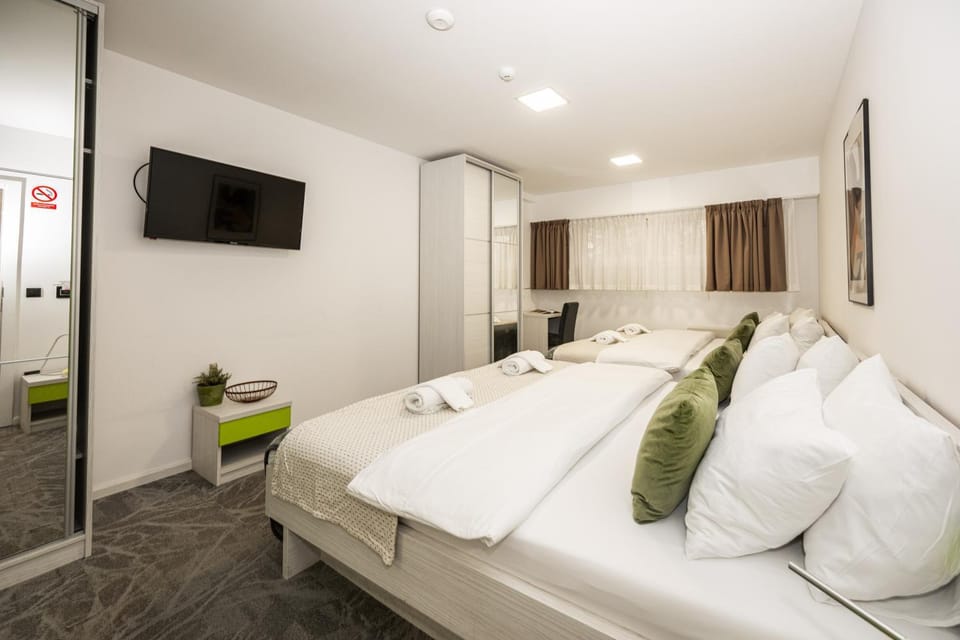 TV and multimedia, Photo of the whole room, Bedroom