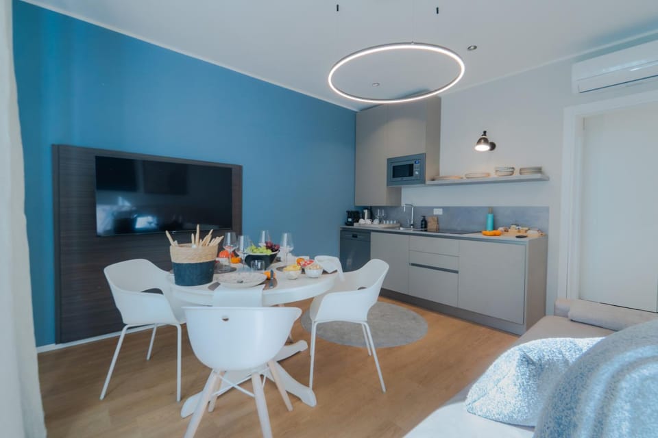 Kitchen or kitchenette, Living room, Food and drinks, Seating area, Dining area