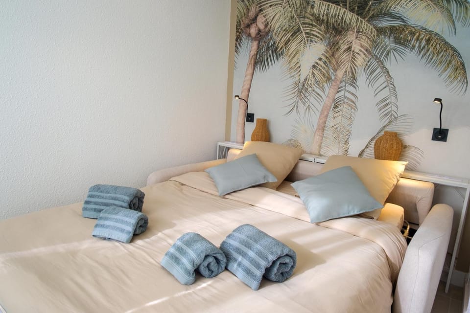 Bed, Living room, Photo of the whole room, Bedroom, towels