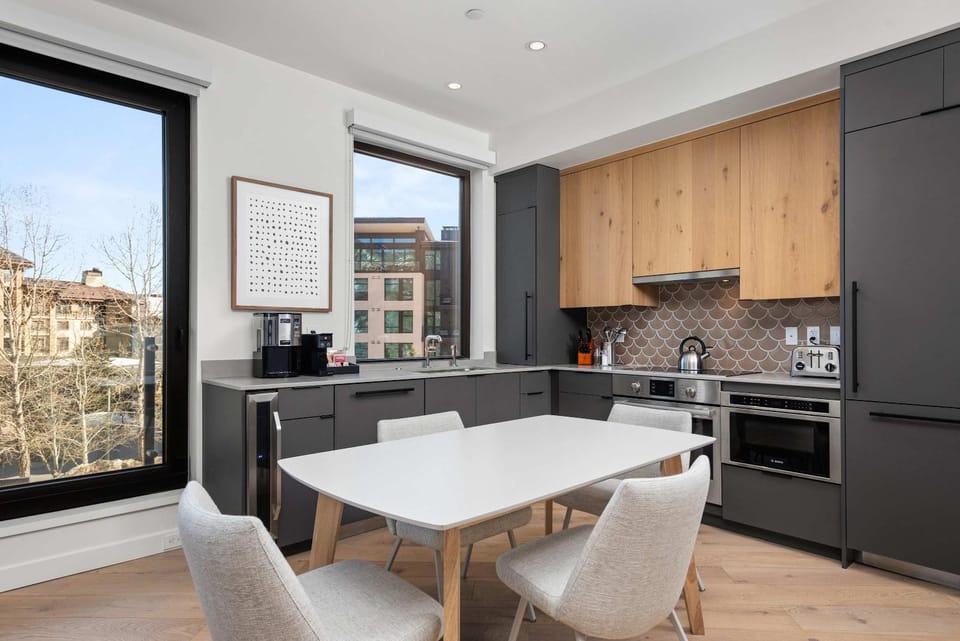 Kitchen or kitchenette, Dining area, oven, stove