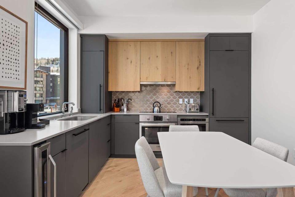 Coffee/tea facilities, Kitchen or kitchenette, Dining area, oven, toaster