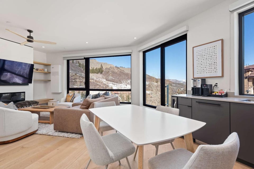 TV and multimedia, Kitchen or kitchenette, Living room, Seating area, Dining area