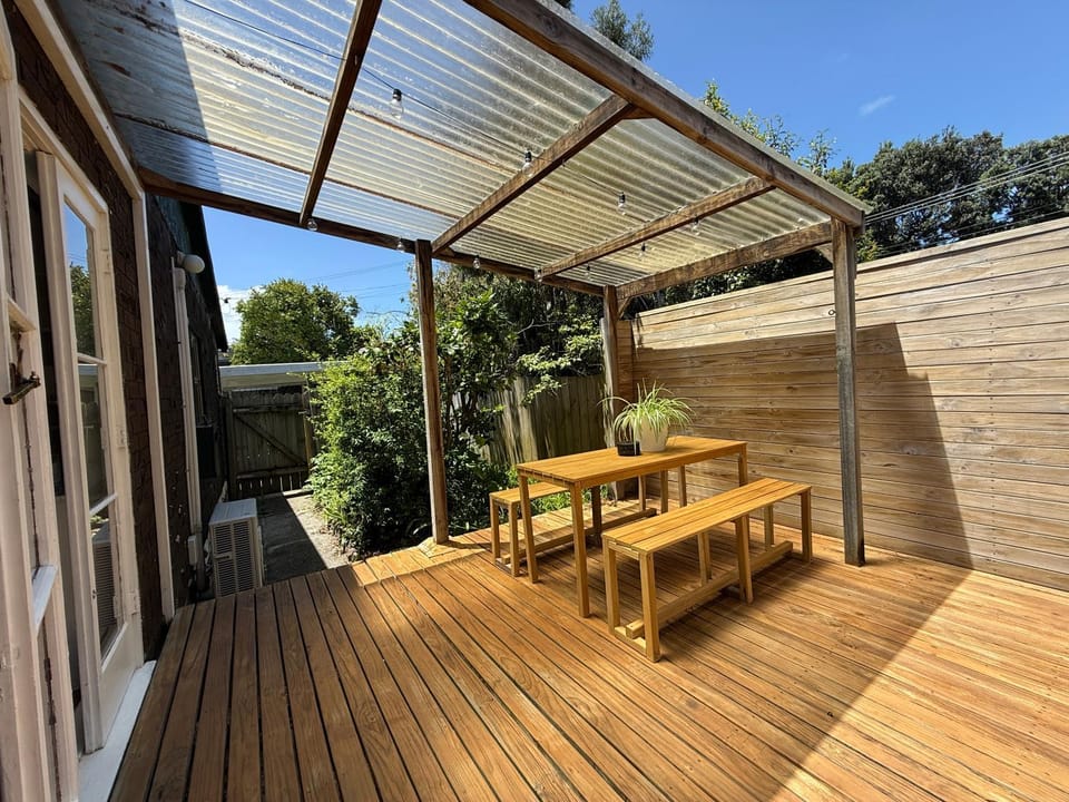 Property building, Patio, Day, Garden, Balcony/Terrace, Seating area, Garden view, Entertainment