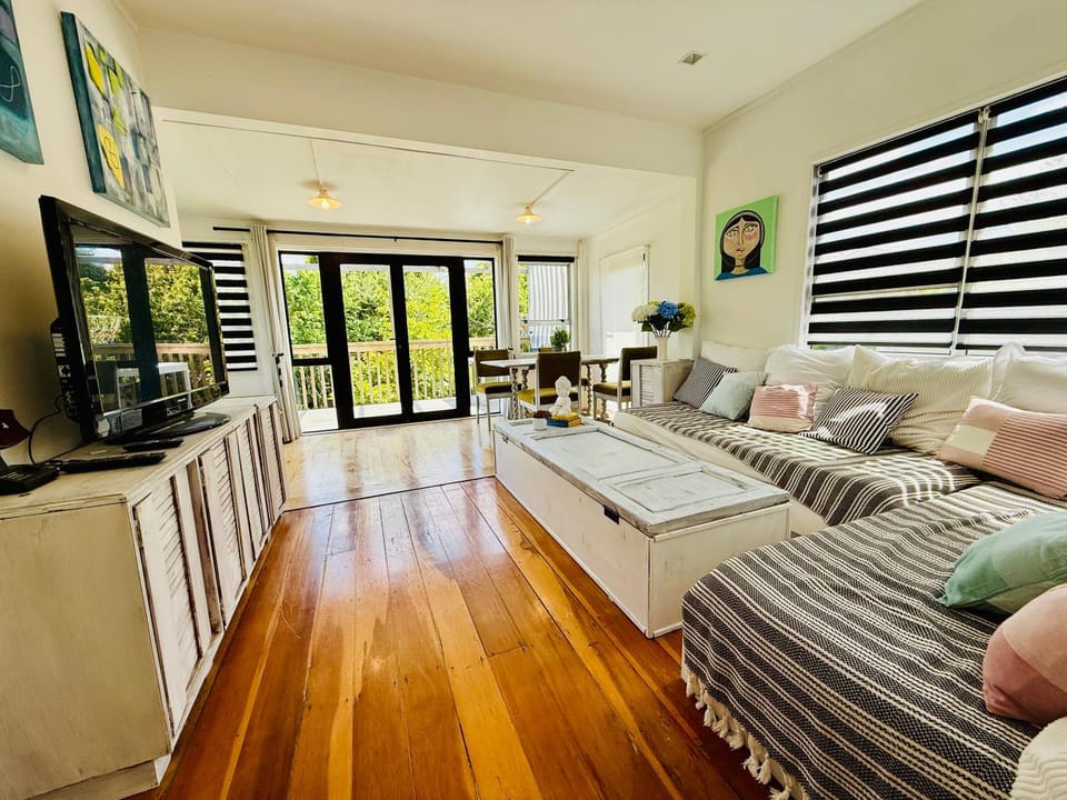 Communal lounge/ TV room, Balcony/Terrace, Living room, Photo of the whole room, Seating area, Evening entertainment, Garden view, Sea view, air conditioner