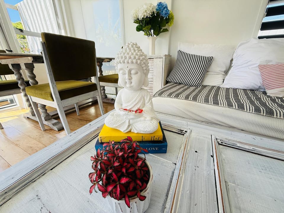 Property building, Communal lounge/ TV room, Living room, Seating area, Sea view