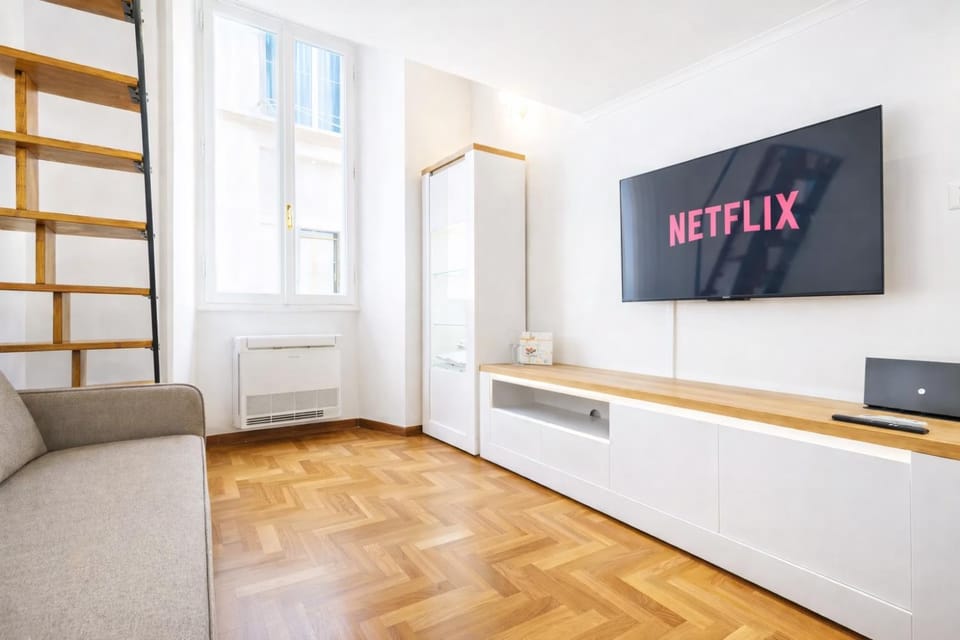 Communal lounge/ TV room, TV and multimedia, Living room, Seating area, Evening entertainment