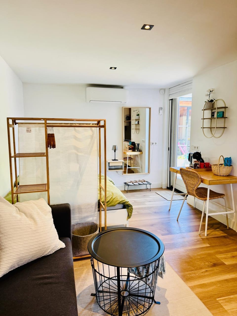 Stylish private-entrance studio with bath and shower near Nijmegen Centre and Arnhem Zuid Bed and Breakfast in Nijmegen