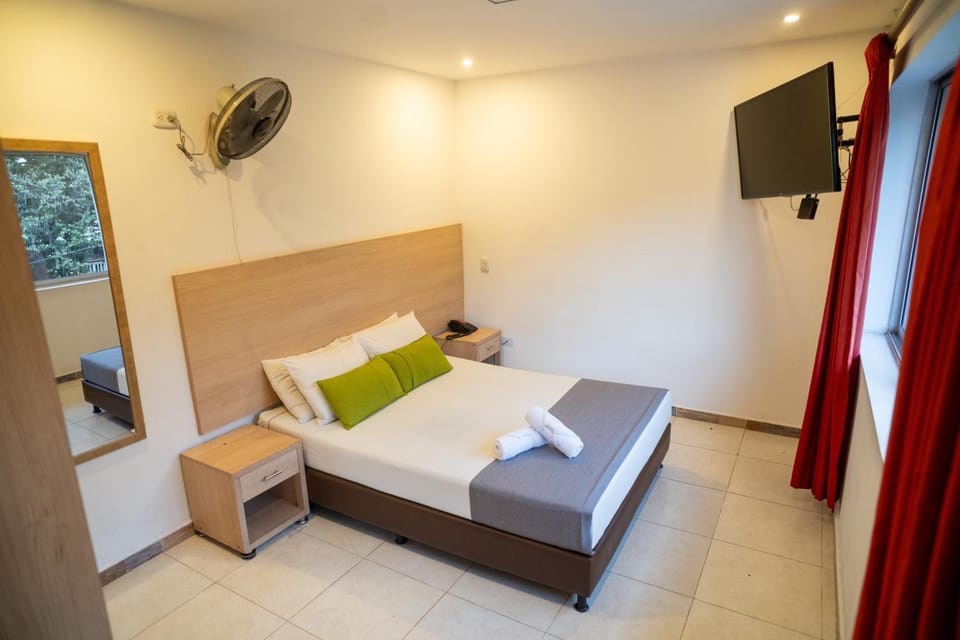 Bed, TV and multimedia, Photo of the whole room