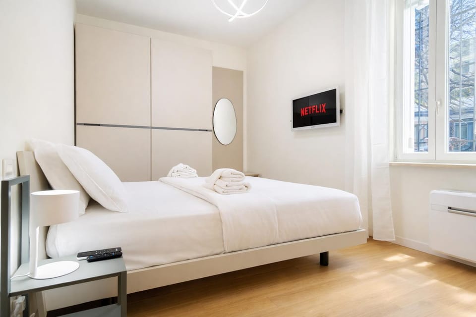 Bed, TV and multimedia, Photo of the whole room, Bedroom, towels, wardrobe