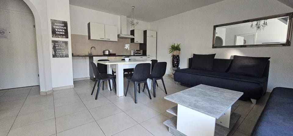 Kitchen or kitchenette, Living room, Seating area, Dining area, pet friendly