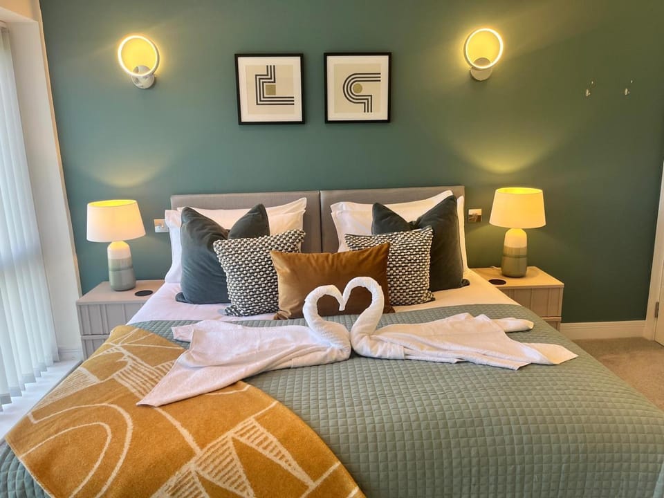 Bed, Bedroom, towels
