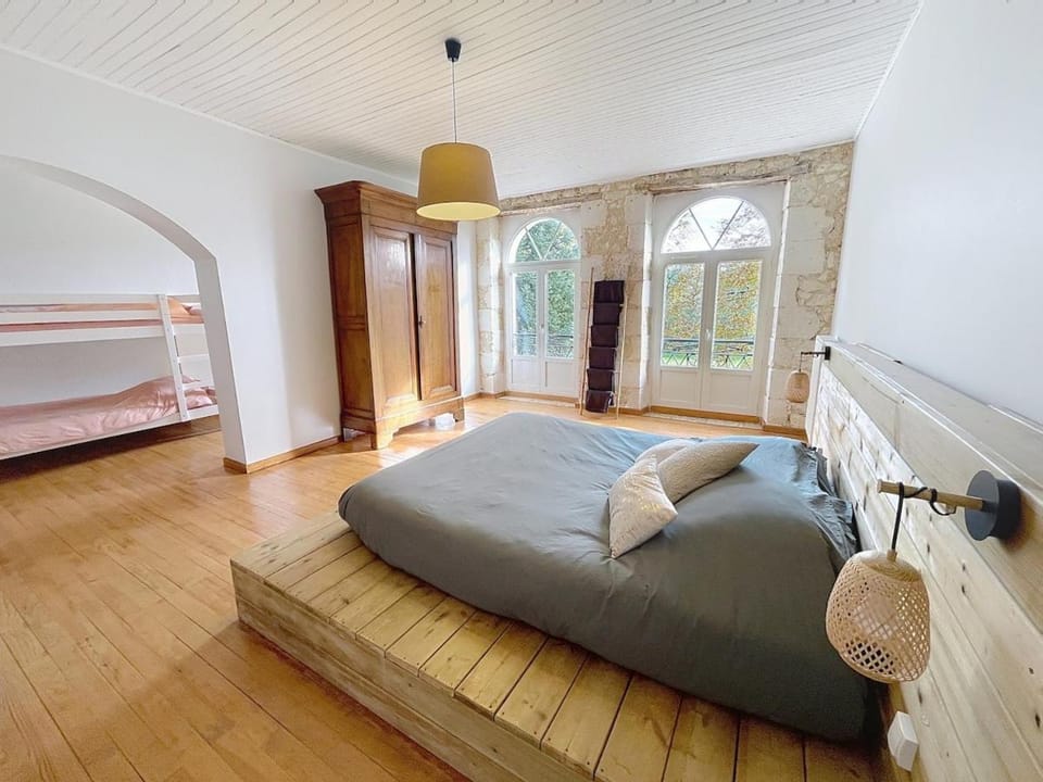 Bed, Photo of the whole room, Bedroom