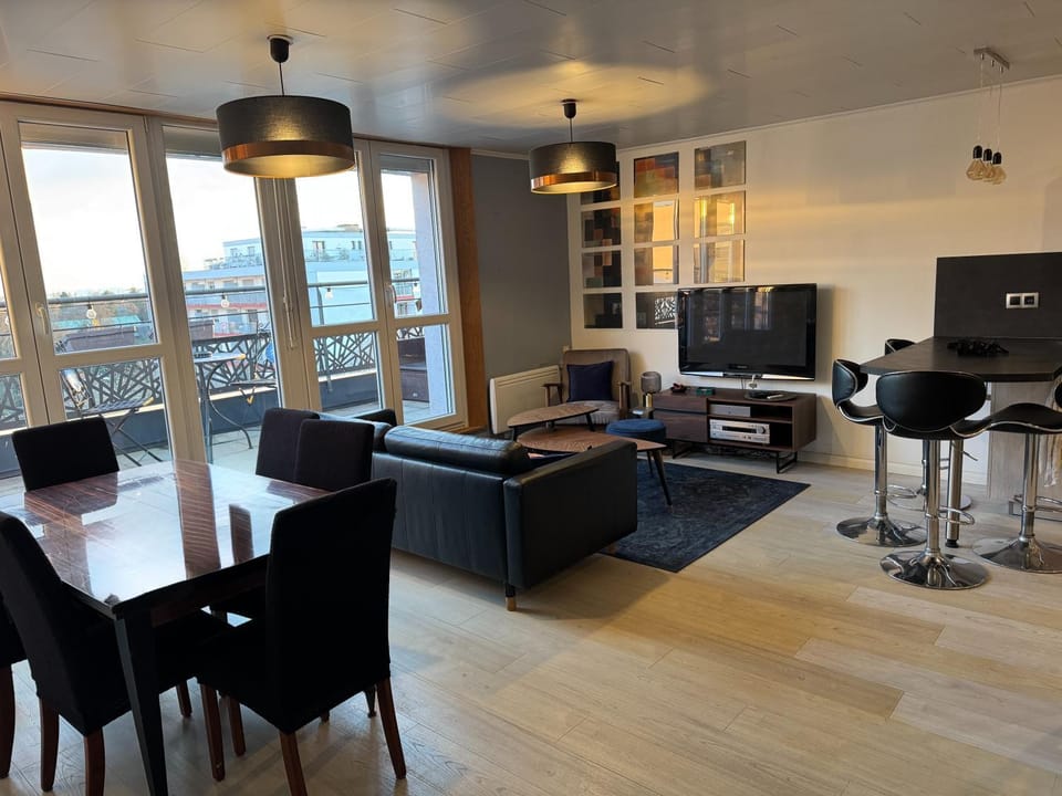 TV and multimedia, Living room, Seating area, Dining area