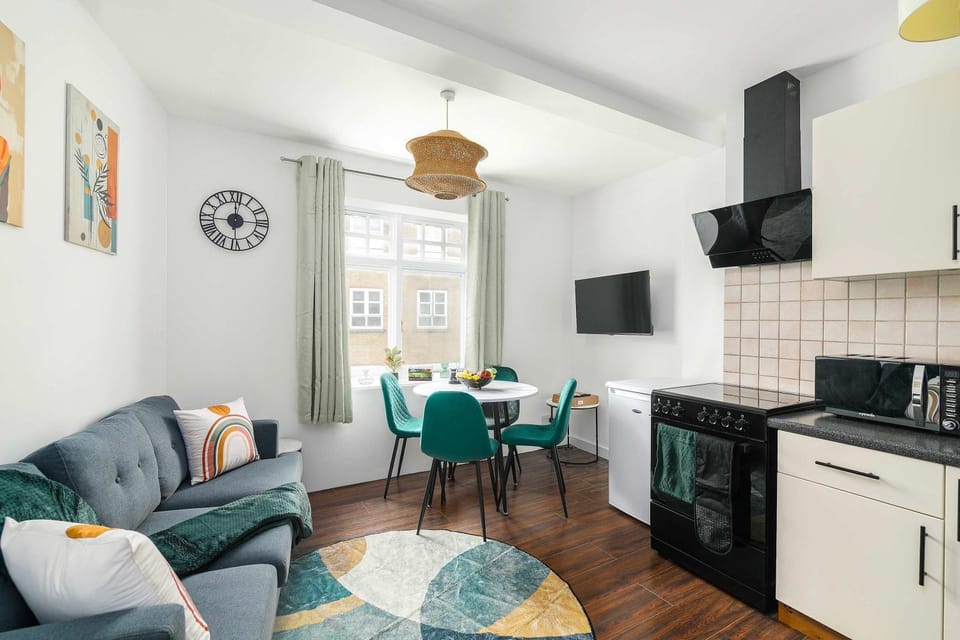 TV and multimedia, Living room, Decorative detail, Seating area, Dining area, oven, stove
