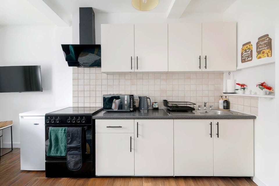 Kitchen or kitchenette, microwave, oven, stove