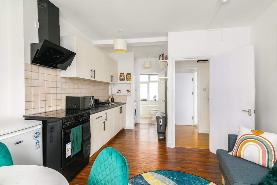 Kitchen or kitchenette, Decorative detail, Dining area, oven, stove