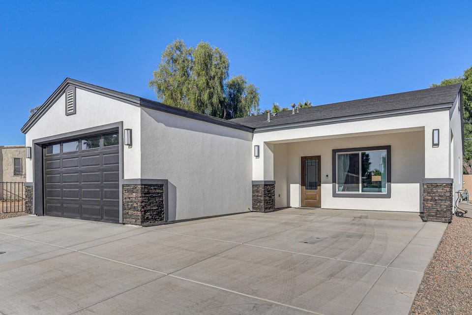 1 Block to Boat Launch! Home w/ Dog-Friendly Yard House in Bullhead City