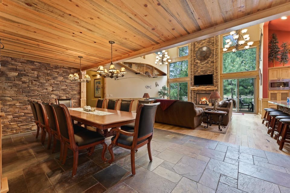 Sunriver Hot Tub Stay with Game Room near SHARC House in Sunriver
