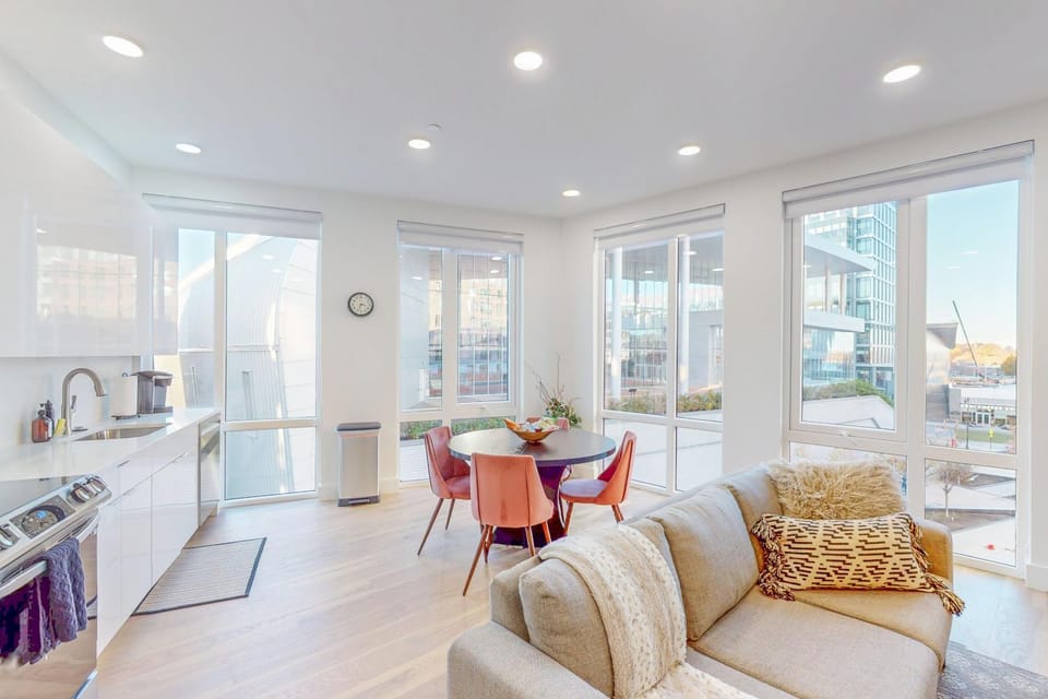 Luxury 2-bed at The Vera Rooftop Deck, Near MBTA Apartment in Allston