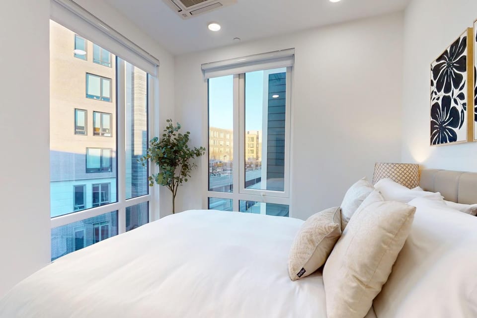 Luxury 2-bed at The Vera Rooftop Deck, Near MBTA Apartment in Allston
