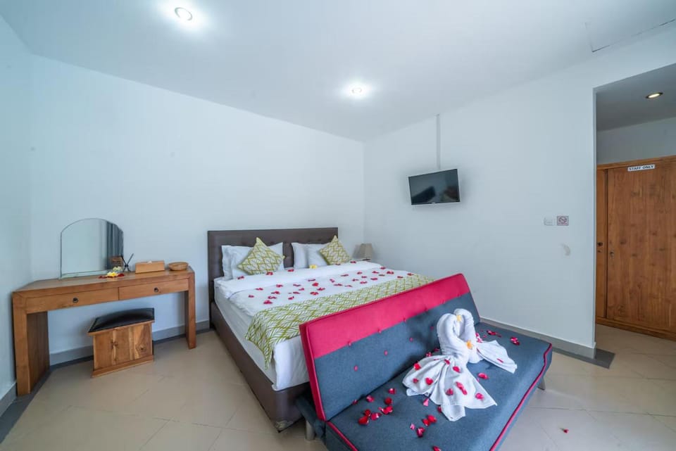Bed, TV and multimedia, Photo of the whole room, Bedroom, towels