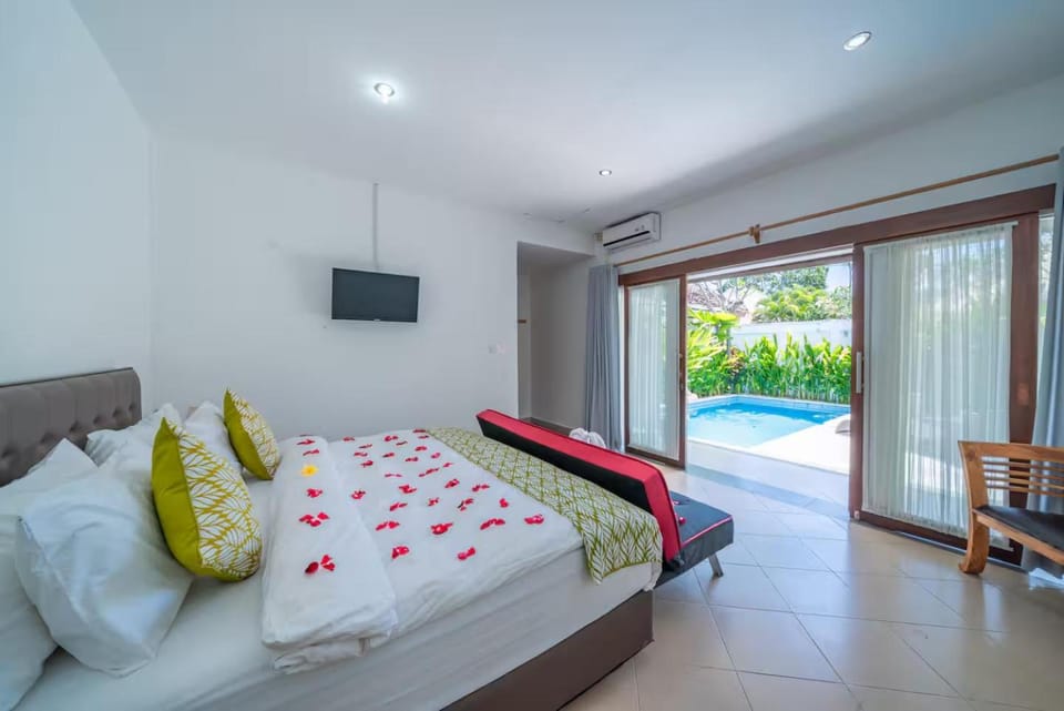 Bed, TV and multimedia, Photo of the whole room, Bedroom, Pool view, Swimming pool, towels