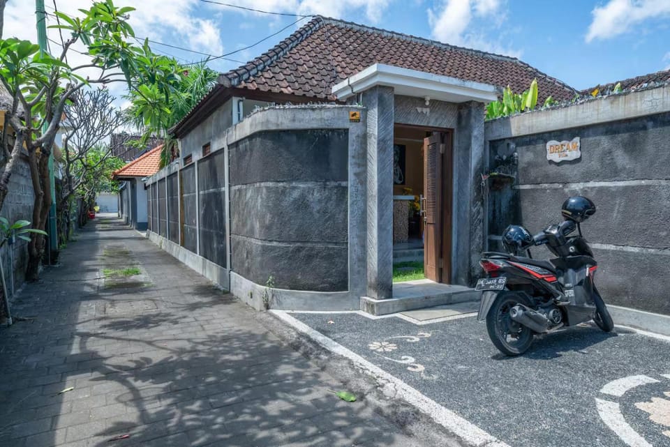 Property building, Day, Neighbourhood, Cycling, Street view