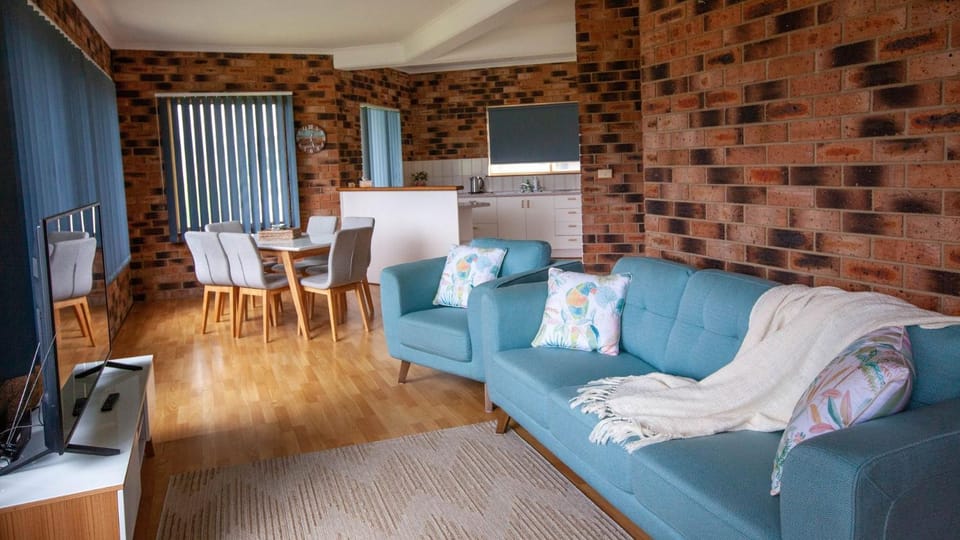 TV and multimedia, Kitchen or kitchenette, Living room, Seating area, Dining area