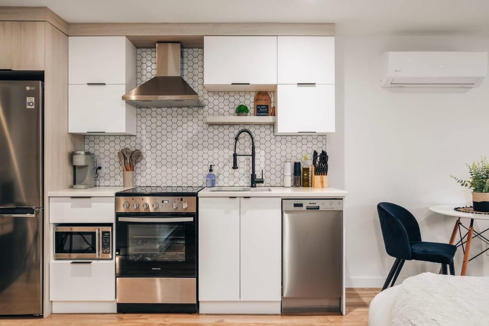 Coffee/tea facilities, Kitchen or kitchenette, Dining area, dishwasher, oven, stove, toaster