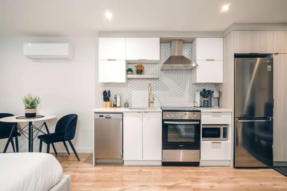 Coffee/tea facilities, Kitchen or kitchenette, Dining area, dishwasher, stove
