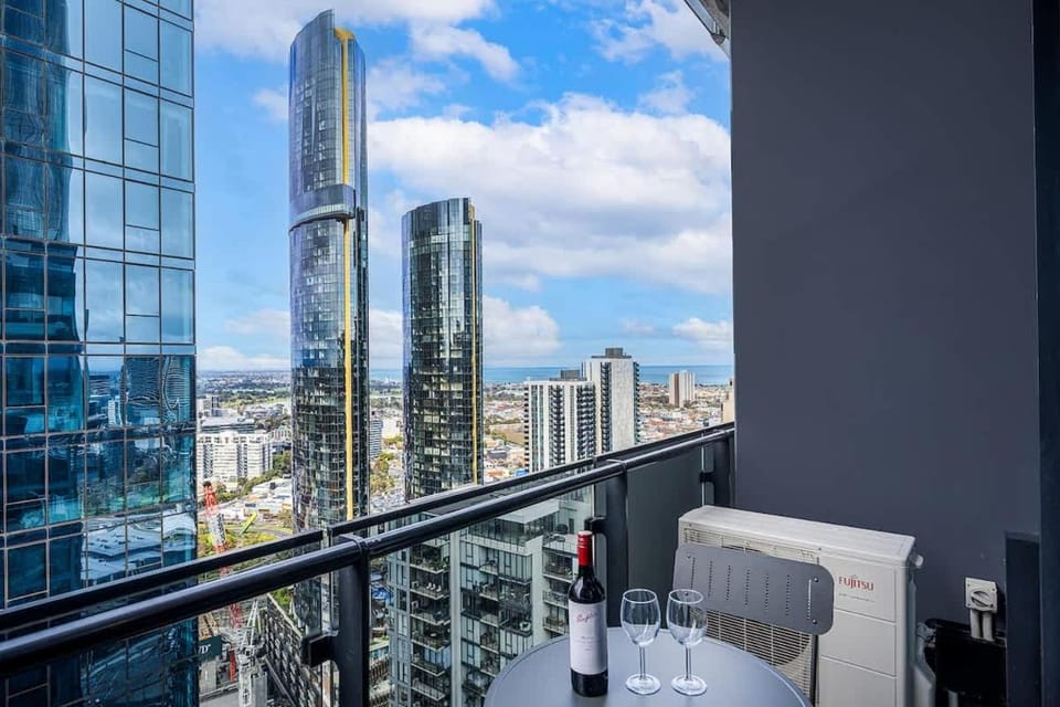 Merlot Lane - Stylish 2BR Gym and Pool Free Parking Apartment in Southbank