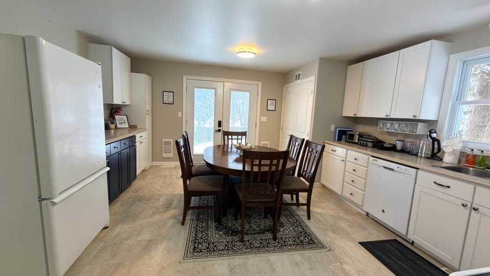 Kitchen or kitchenette, Dining area
