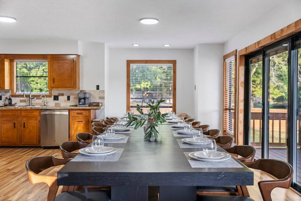 View (from property/room), Balcony/Terrace, Dining area, Garden view