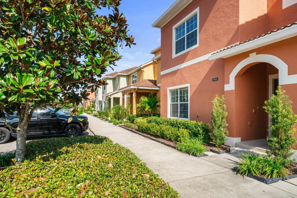 Property building, Spring, Day, Neighbourhood, Garden, Garden view, Street view, Parking