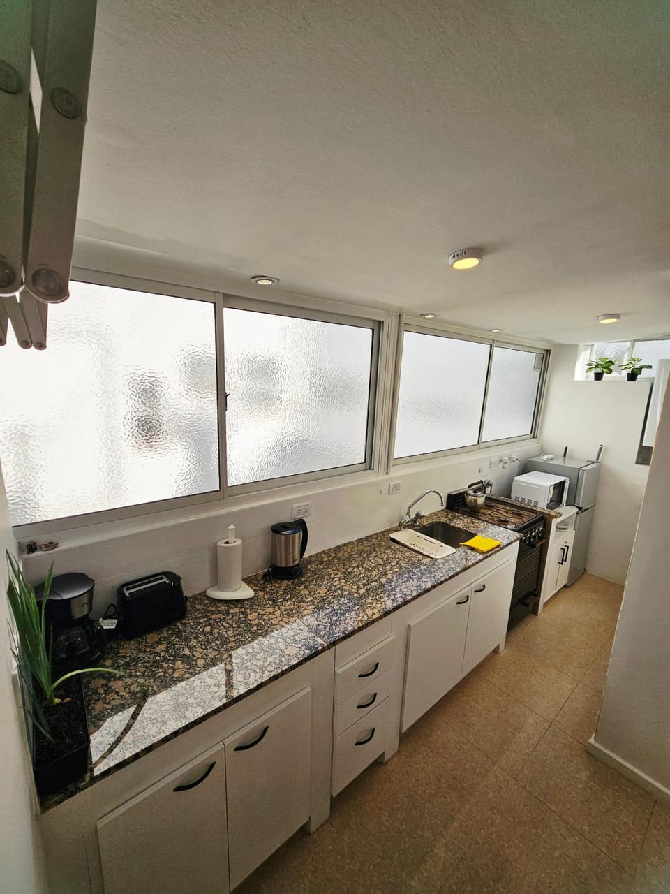 Coffee/tea facilities, Kitchen or kitchenette, stove, toaster