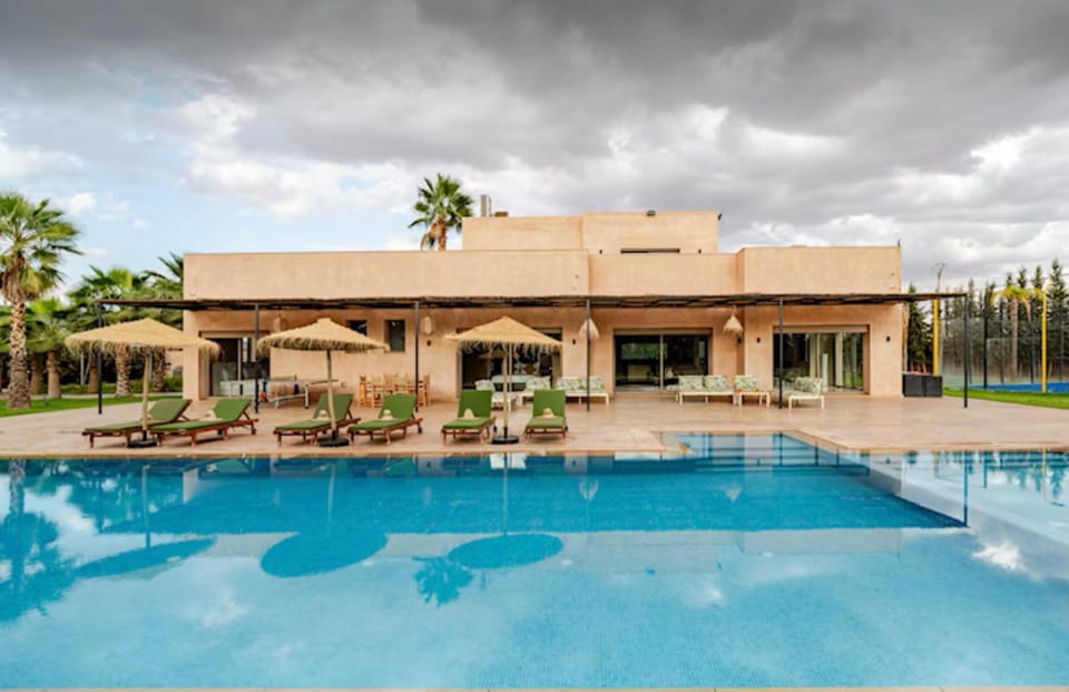 Property building, Day, Balcony/Terrace, Pool view, Swimming pool, sunbed