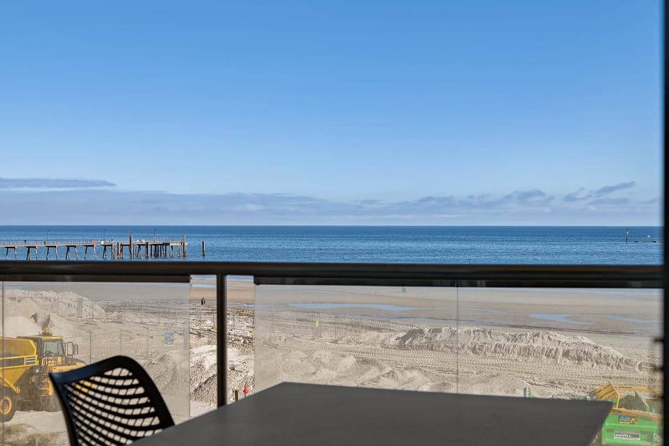 Belle Escapes - Waves at The Bay Apartment in Adelaide