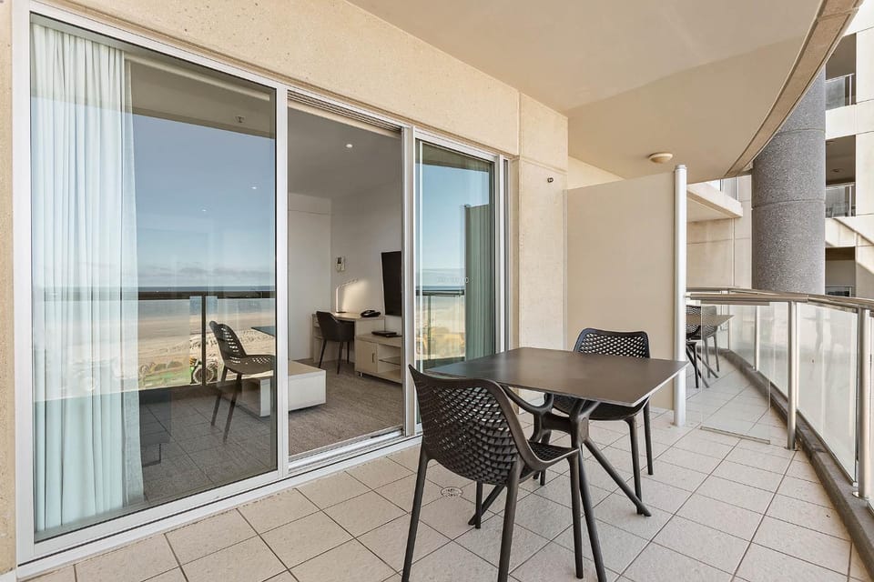 Belle Escapes - Waves at The Bay Apartment in Adelaide