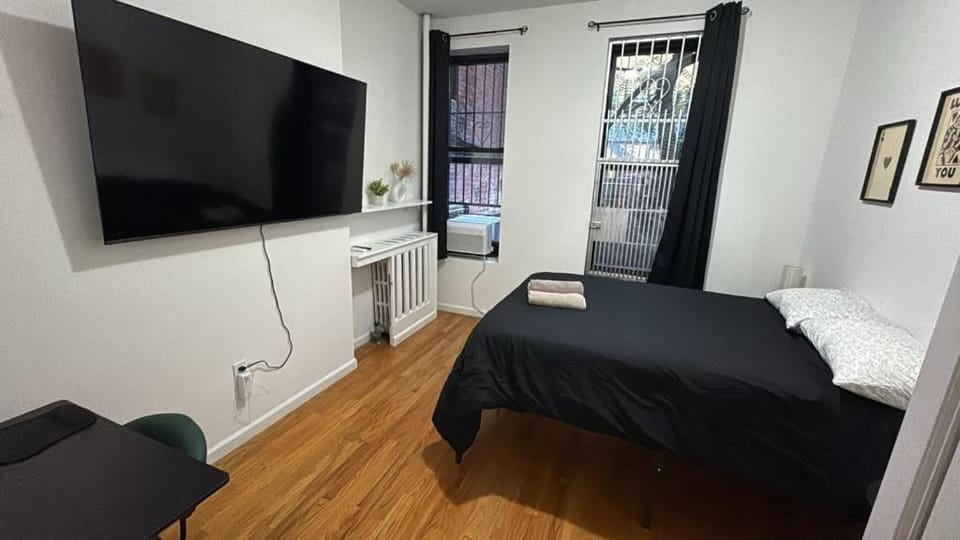 Steps from Central Park - Cozy Room - Shared Bathroom Bed and Breakfast in Midtown