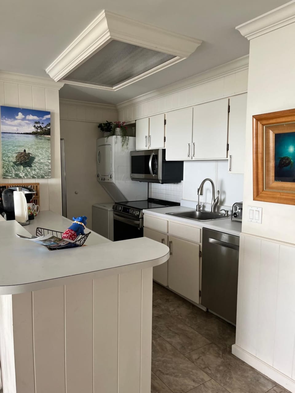 Kitchen or kitchenette, dishwasher, oven, toaster