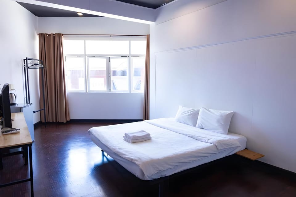 Bed, Photo of the whole room, Bedroom, towels