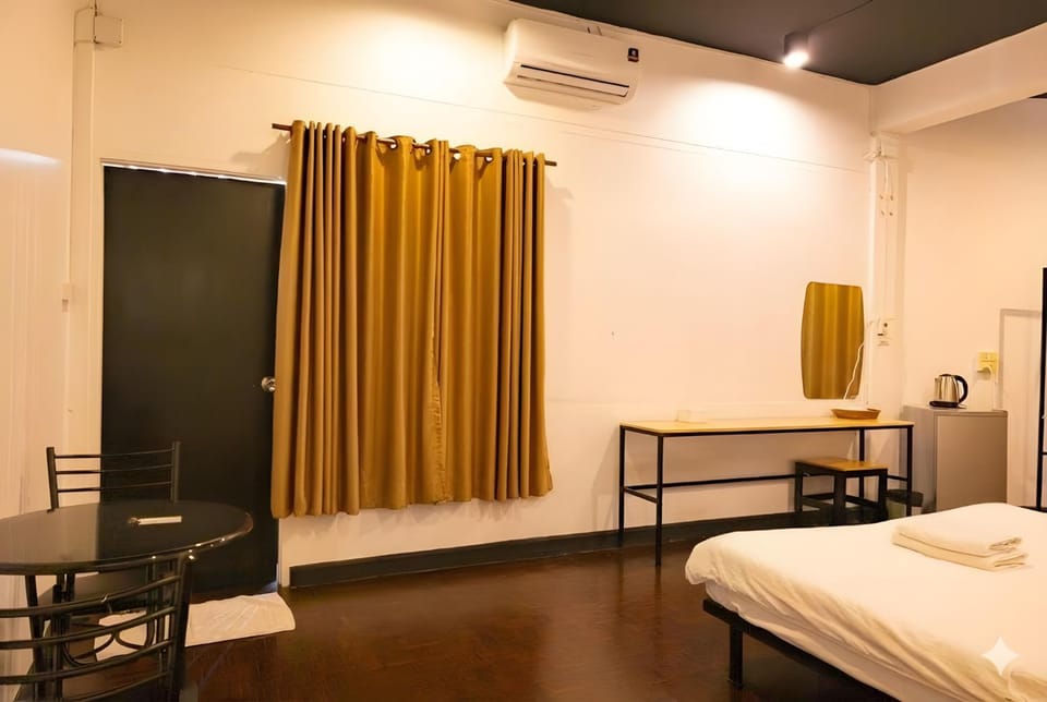 Bed, Photo of the whole room, air conditioner