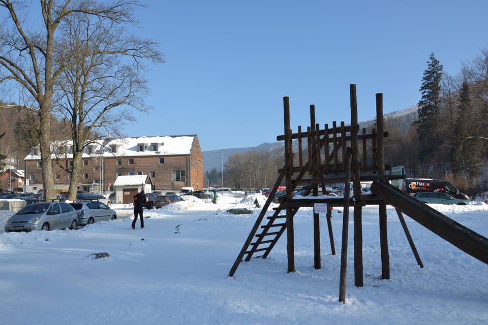Property building, Nearby landmark, Off site, Neighbourhood, Natural landscape, Winter, Ski School, Skiing, Mountain view