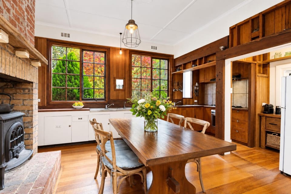 Kitchen or kitchenette, Dining area, Garden view, fireplace