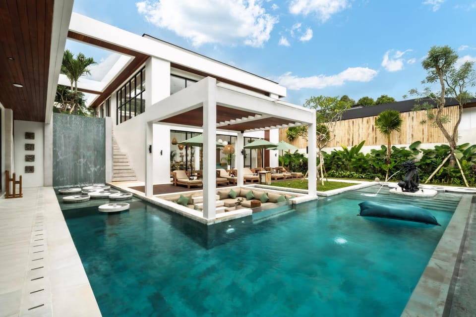 Property building, Day, Pool view, Swimming pool, sunbed