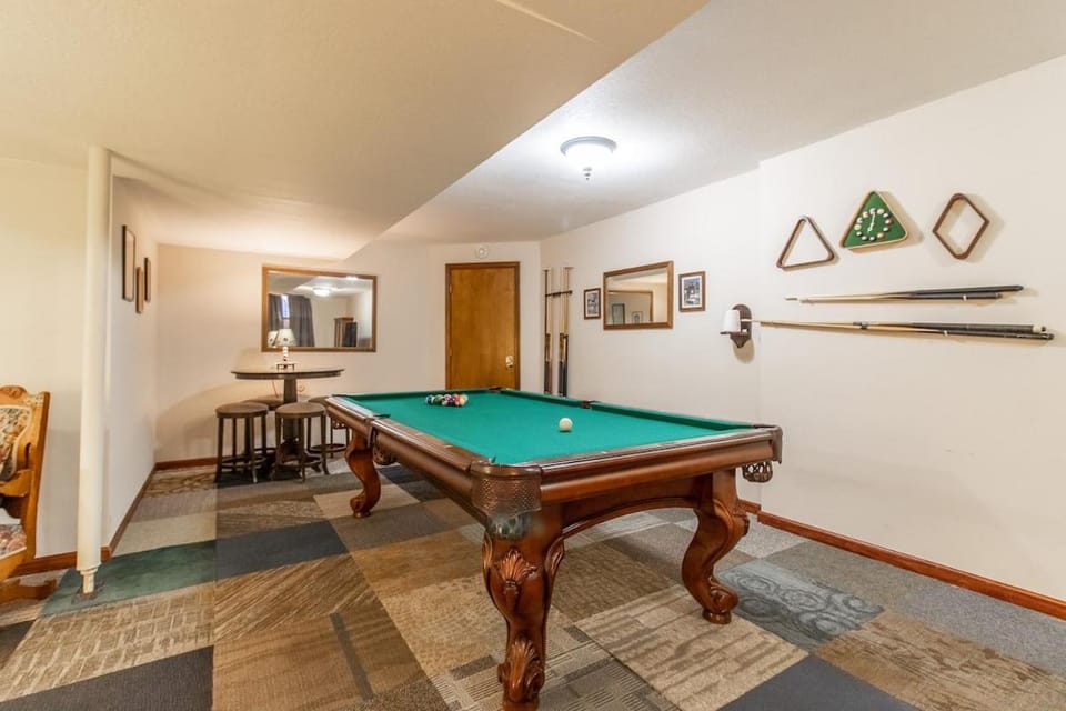 Sleeps 12! Main Level Primary Suite-Beautiful Backyard Oasis House in Lawrence