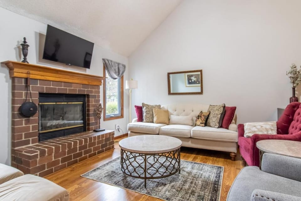 Sleeps 12! Main Level Primary Suite-Beautiful Backyard Oasis House in Lawrence